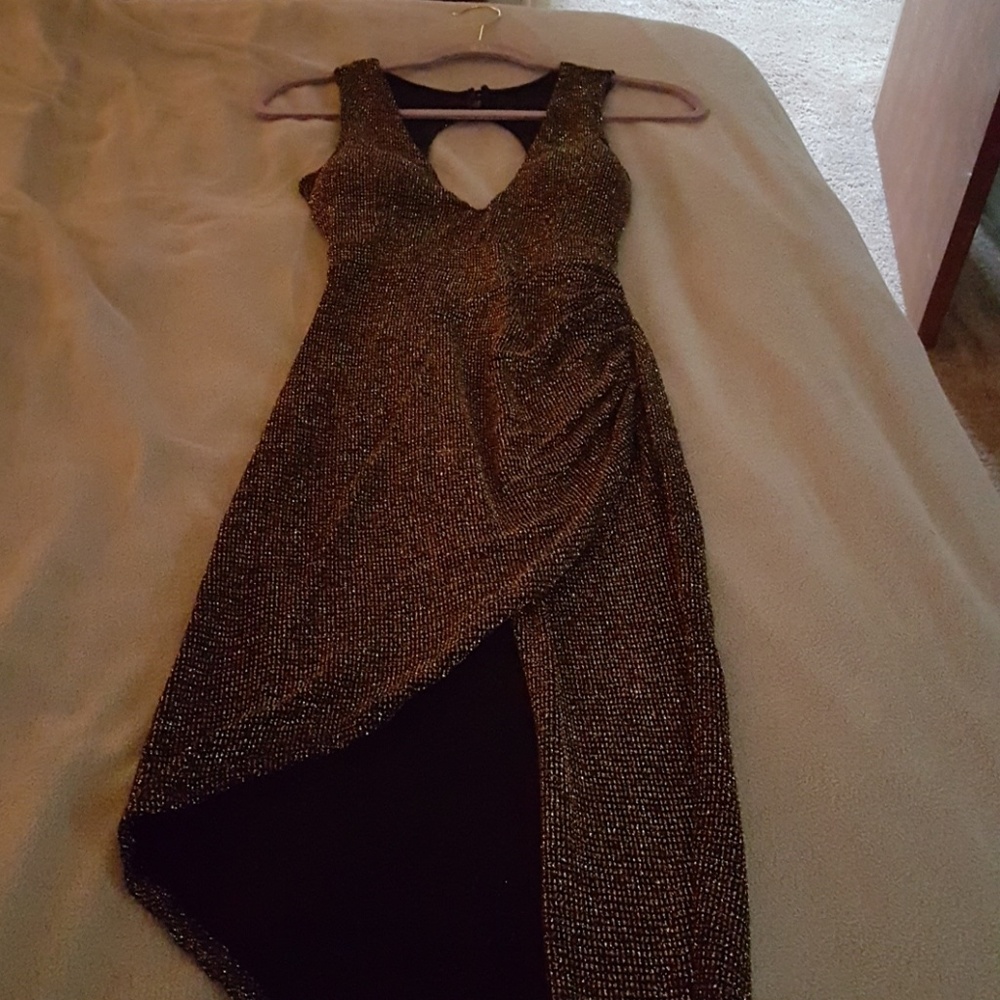 Cute cocktail dress no tags but never been worn.